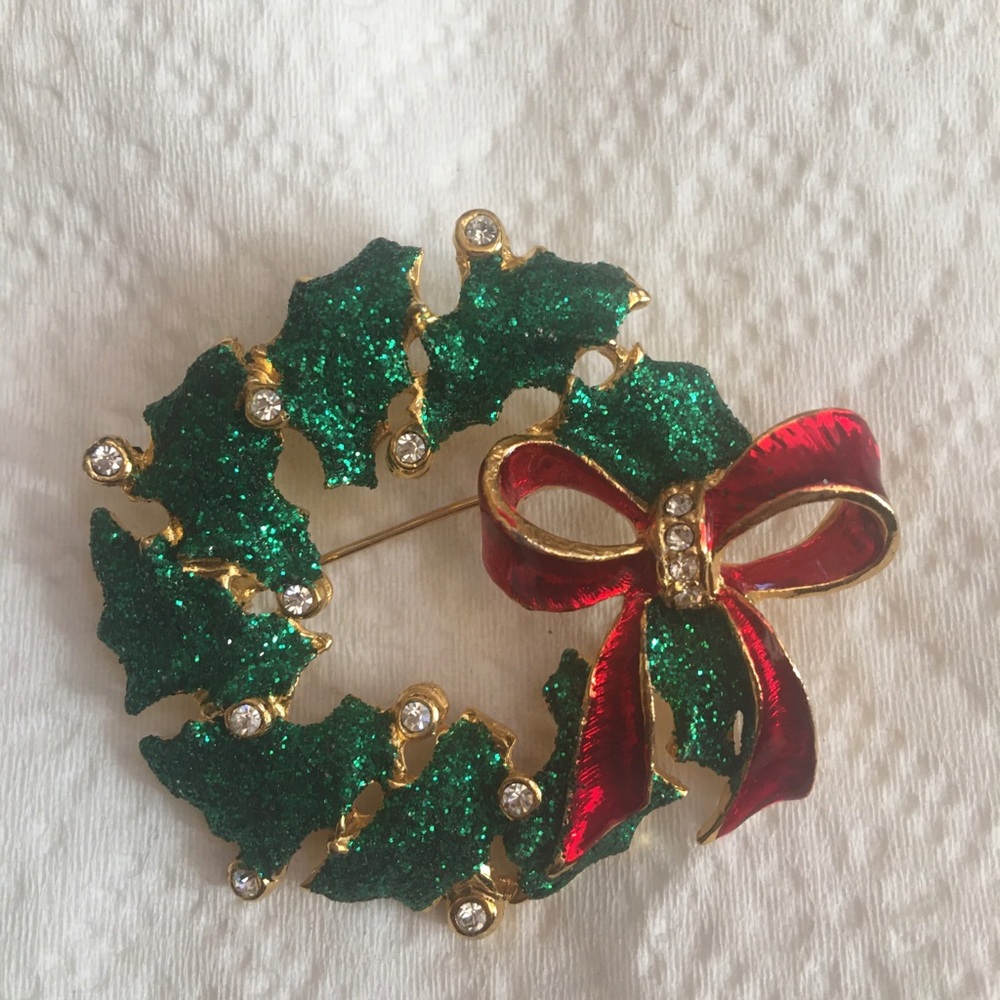 Christmas shimmery green wreath red bow brooch